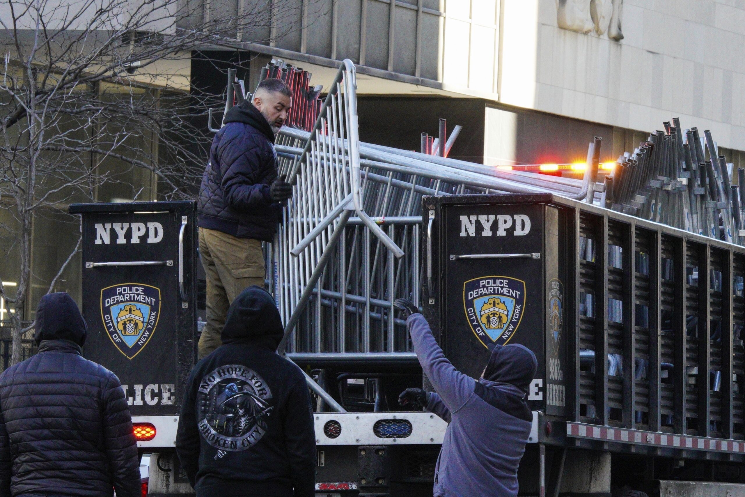In der Nähe des Gerichtsgebäudes in New York City werden Barrikaden errichtet.