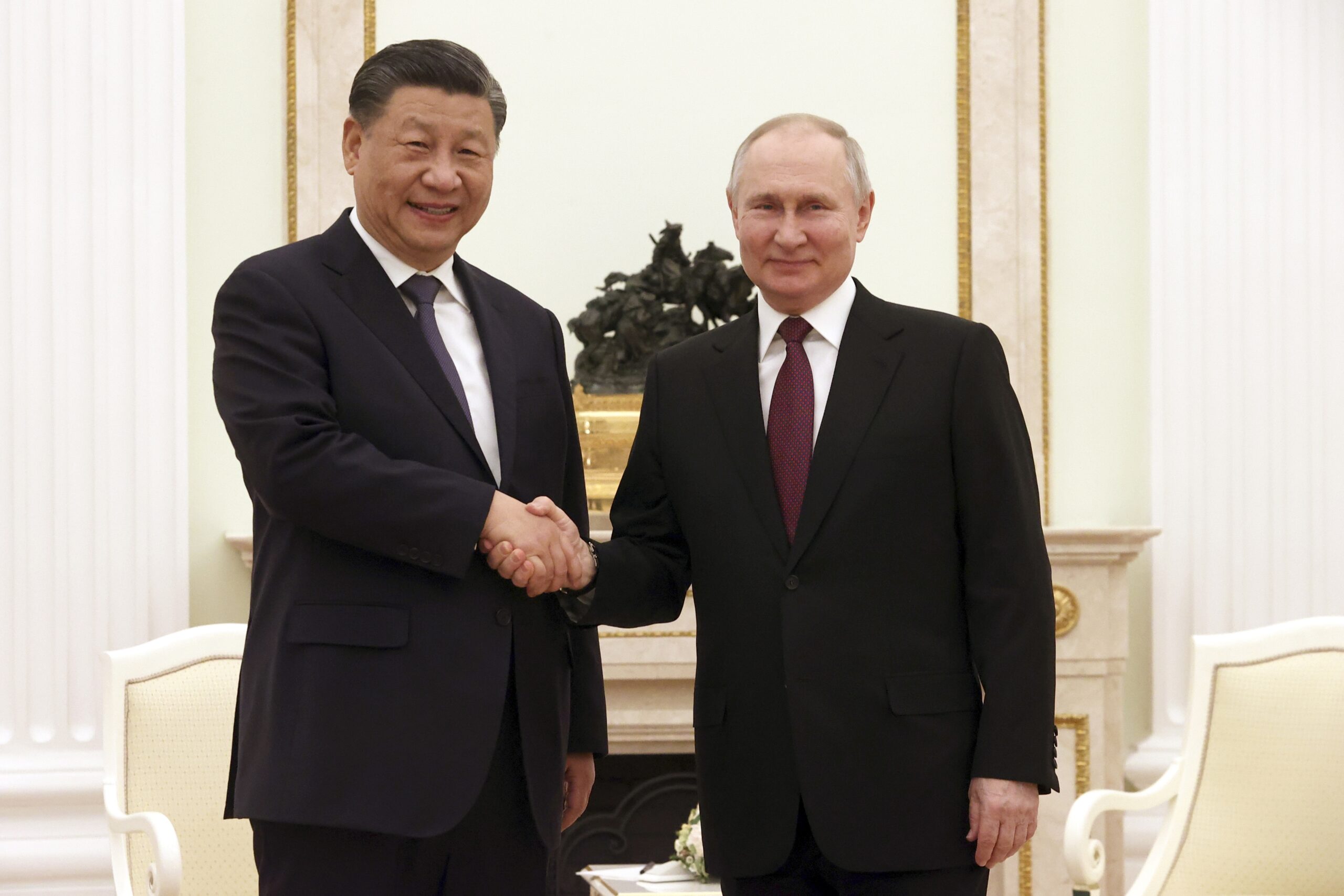Xi Jinping und Wladimir Putin geben sich die Hand