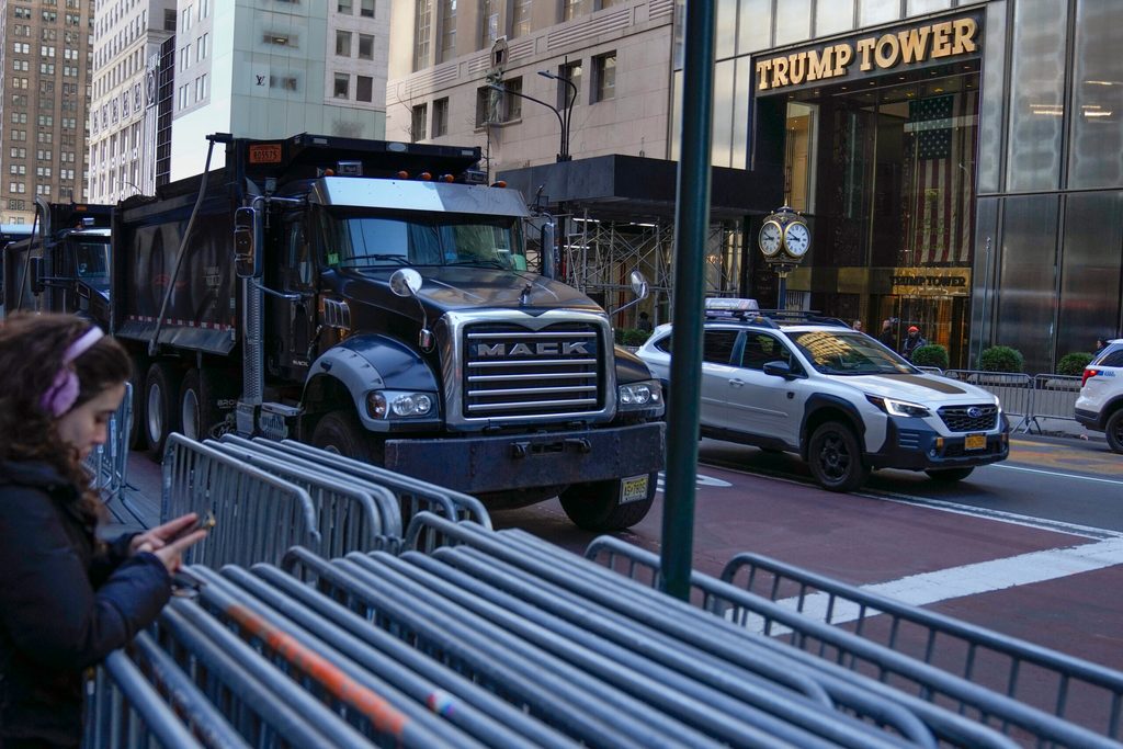 Polizeiabsperrungen stehen gegenüber des Trump Towers. Die Staatsanwaltschaft New York ermittelt gegen Trump wegen Schweigegeldzahlungen an zwei Frauen. Ein Geschworenengremium entscheidet, ob Anklage erhoben wird. Der Republikaner könnte damit der erste Ex-Präsident werden, der wegen eines mutmaßlichen Verbrechens angeklagt wird.