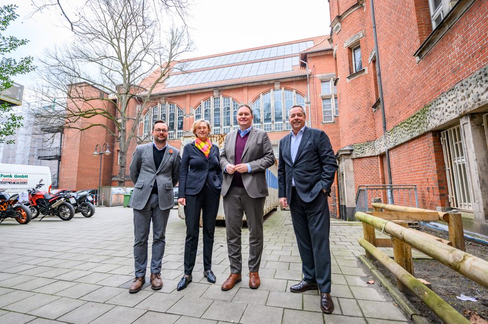 Fabian Ludovico und Anja Droschke vom Altonaer Museum, Kultursenator Carsten Brosda und Jan Zinke, Geschäftsführer der Sprinkenhof GmbH (v.l.).