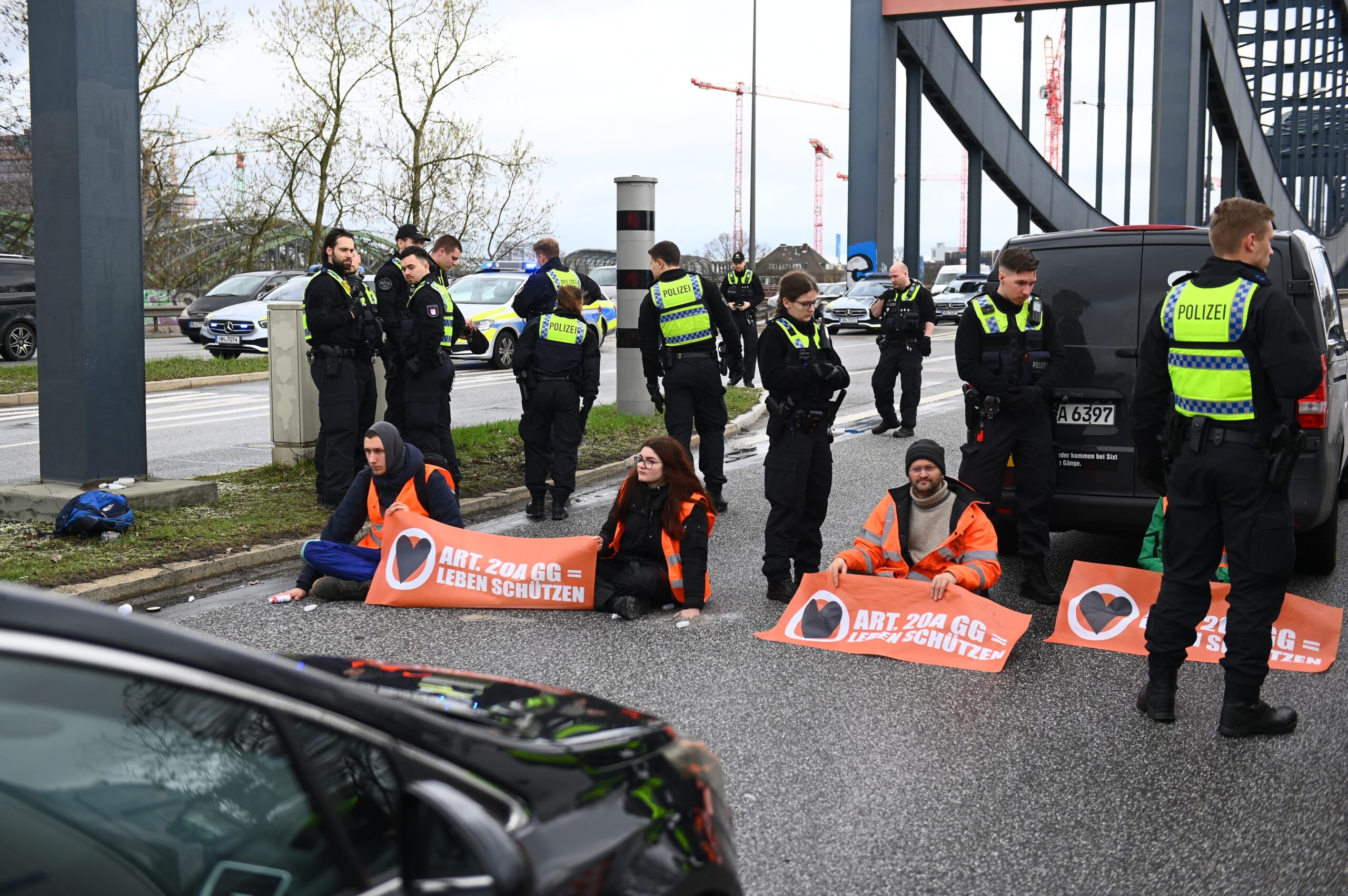 Klimaaktivisten haben am Samstag die Elbbrücken stadteinwärts blockiert – zwei von ihnen sind nun in Polizeigewahrsam.