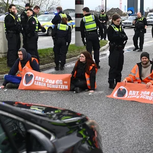 Klimaaktivisten haben am Samstag die Elbbrücken stadteinwärts blockiert – zwei von ihnen sind nun in Polizeigewahrsam.