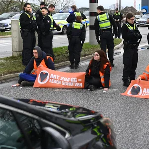 Klimaaktivisten der Bewegung Letzte Generation haben am Samstag die Elbbrücken stadteinwärts blockiert.