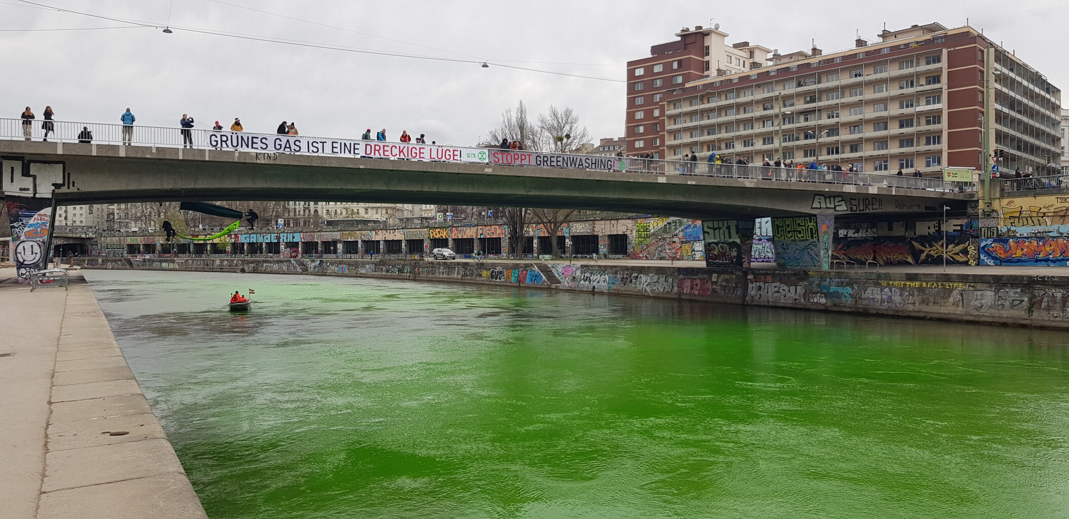 Die angekündigten Proteste gegen die am Montag in Wien beginnende Europäische Gas-Konferenz haben begonnen. Zu Mittag blockierte eine Gruppe der „Extinction Rebellion“ die Salztorbrücke in der Wiener Innenstadt und färbte den Donaukanal grün.