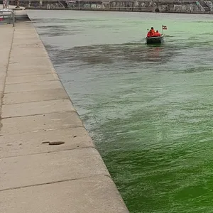 Die angekündigten Proteste gegen die am Montag in Wien beginnende Europäische Gas-Konferenz haben begonnen. Zu Mittag blockierte eine Gruppe der „Extinction Rebellion“ die Salztorbrücke in der Wiener Innenstadt und färbte den Donaukanal grün.