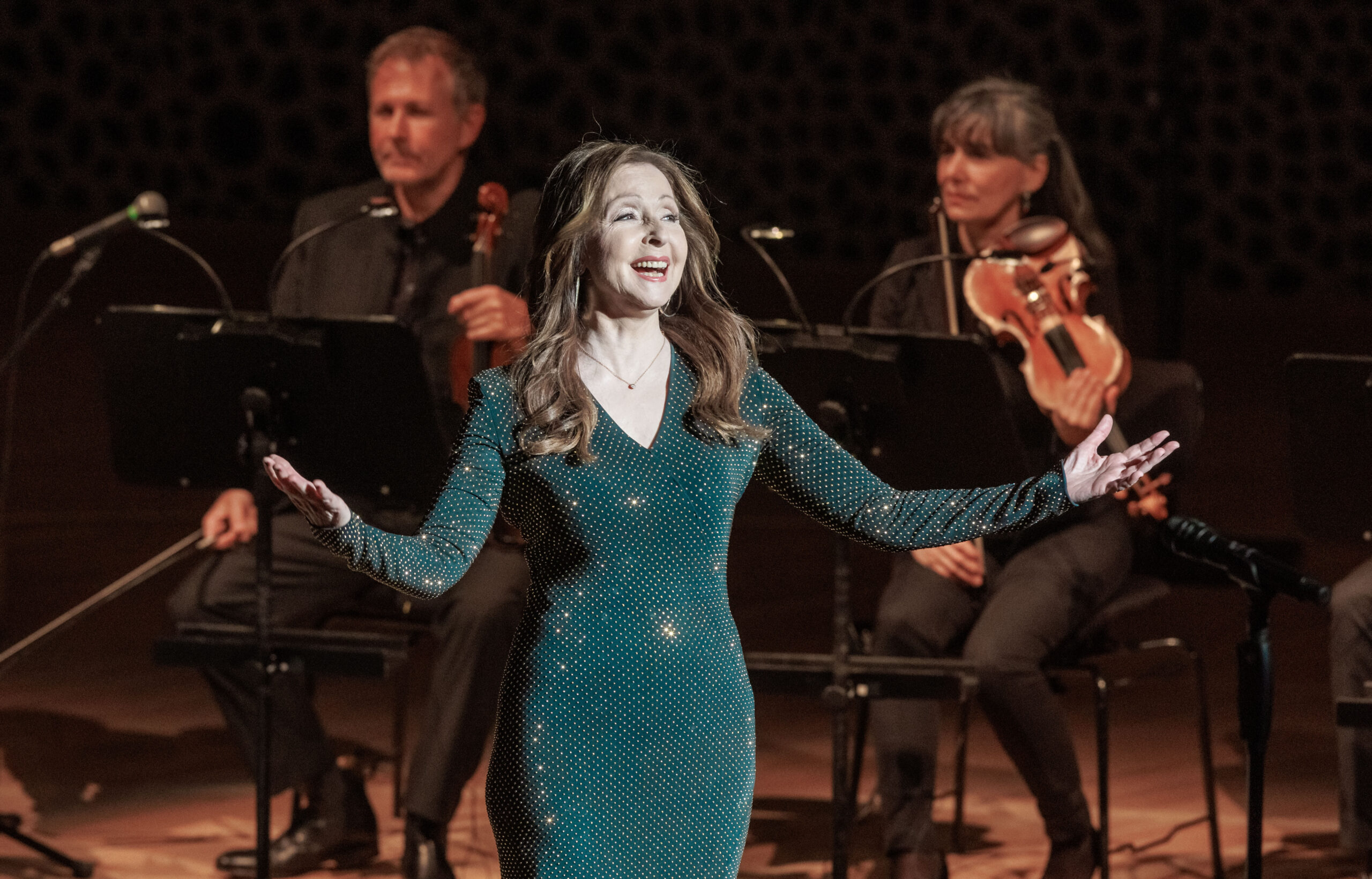 Die Sängerin Vicky Leandros singt auf ihrem „Ich liebe das Leben“-Konzert in der Hamburger Elbphilharmonie und startet damit ihre Abschiedstournee.