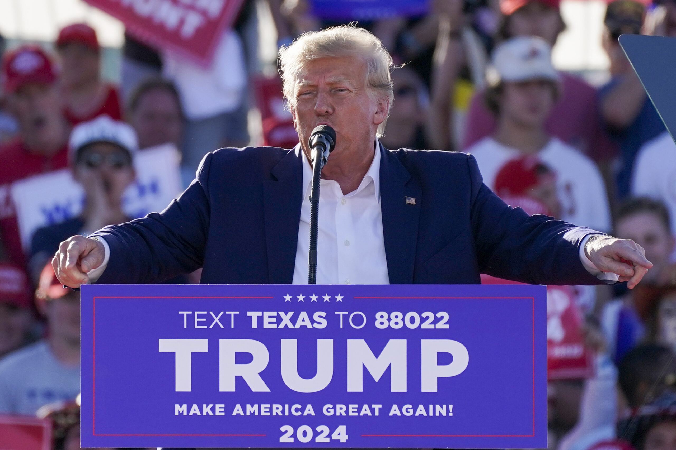 Aufnahme von Donald Trump bei einer Wahlkampfveranstaltung auf dem Waco Regional Airport