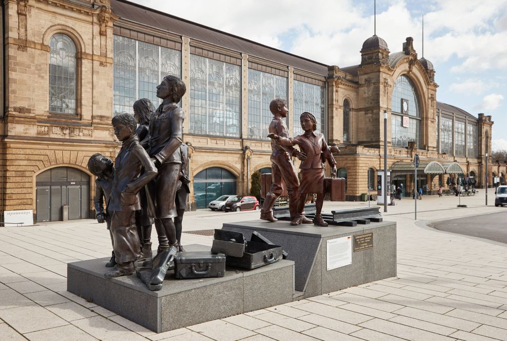 Das Denkmal „Kindertransport – Der letzte Abschied“ auf dem Dag-Hammarskjöld-Platz vor dem Bahnhof Dammtor.