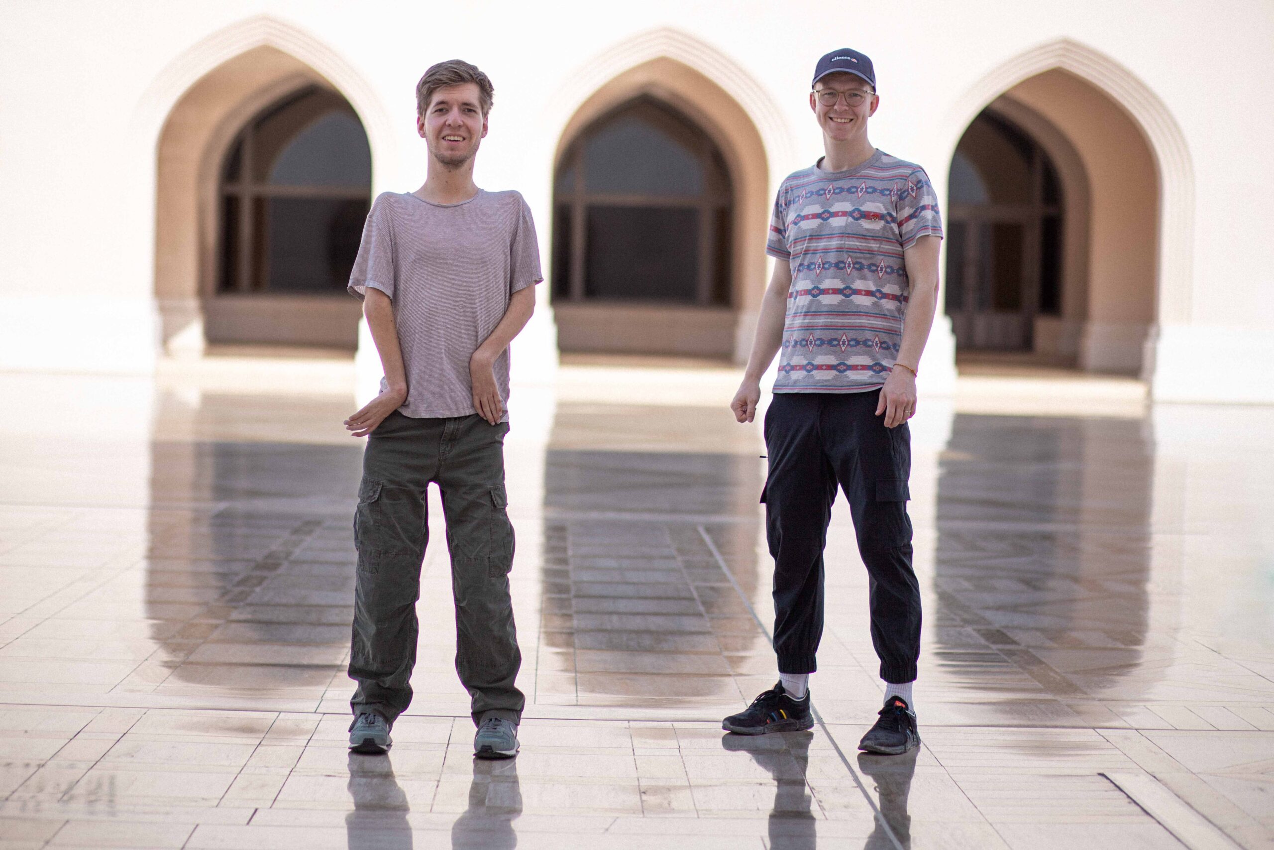 Die beiden Freunde Alexander Källner (links) und Lovis Wiefelspütz stehen in Maskat, Oman.
