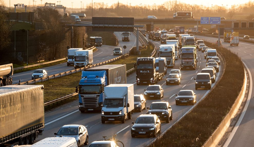 Zahlreiche Fahrzeuge fahren am Morgen über die A1 bei Moorfleet.