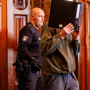 Der Angeklagte soll sich als Heilpraktiker ausgegeben und mehrere Frauen vergewaltigt und missbraucht haben. Die Staatsanwaltschaft wirft ihm außerdem vor, seine eigene Ehefrau ermordet zu haben.