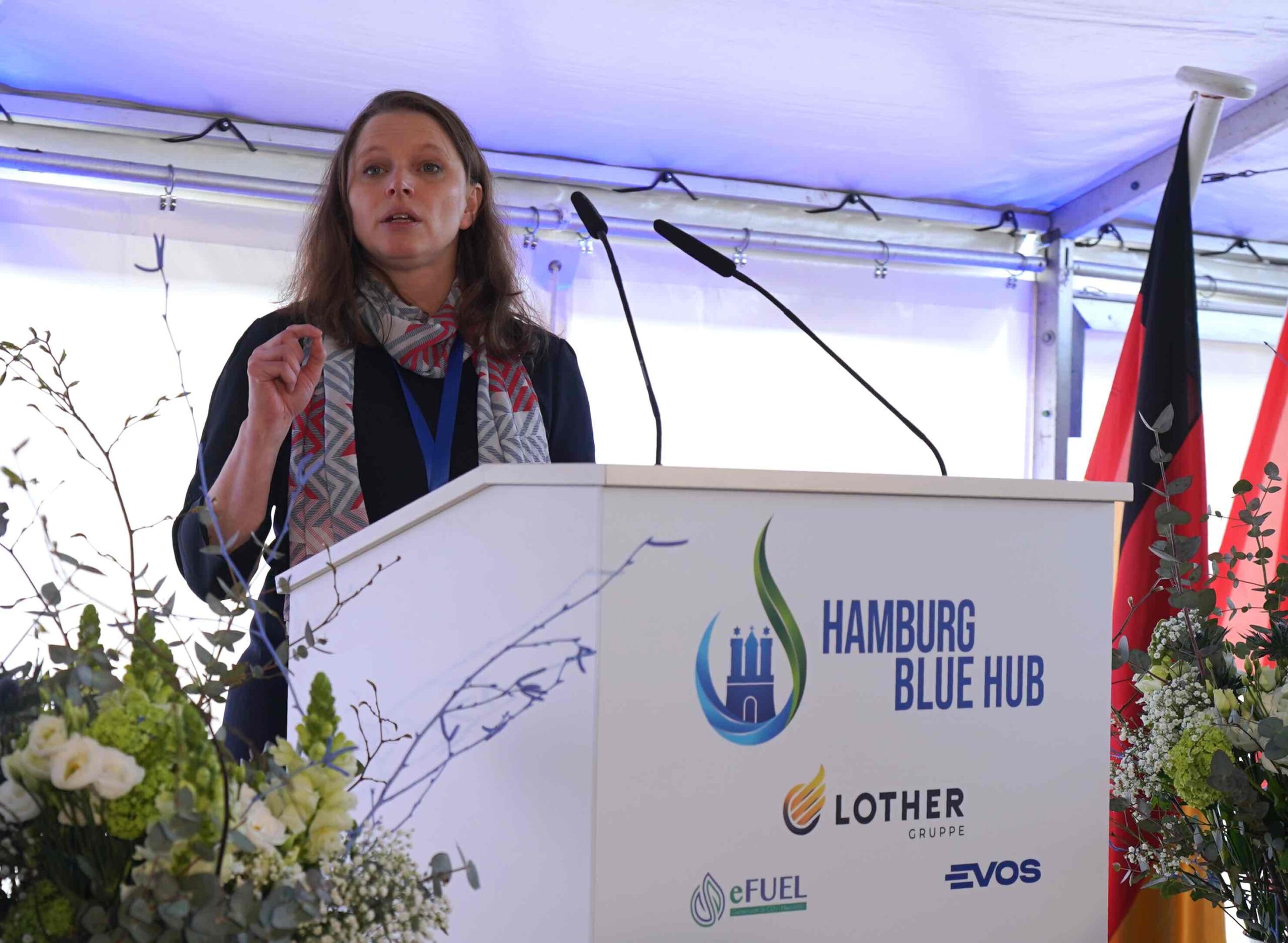 Melanie Leonhard (SPD), Senatorin für Wirtschaft und Innovation in Hamburg, spricht anlässlich des Projektstarts „Hamburg Blue Hub“ auf dem Firmengelände der Evos Hamburg im Hafen.