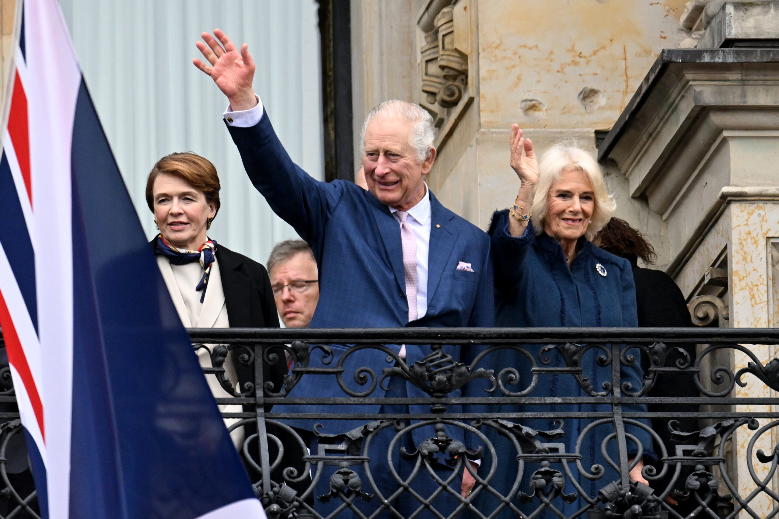 Wink, winke ... König Charles III. und Camilla (r.) auf dem Balkon vom Hamburger Rathaus.