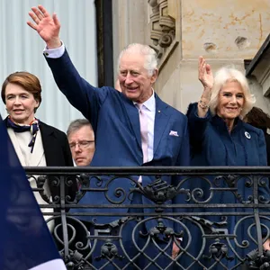 Wink, winke ... König Charles III. und Camilla (r.) auf dem Balkon vom Hamburger Rathaus.