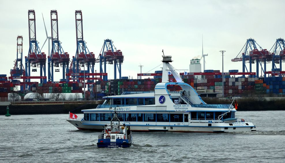 König Charles III. von Großbritannien und Bundespräsident Frank-Walter Steinmeier nehmen auf dem Schiff „Hamburg“ an einer Hafenrundfahrt teil.