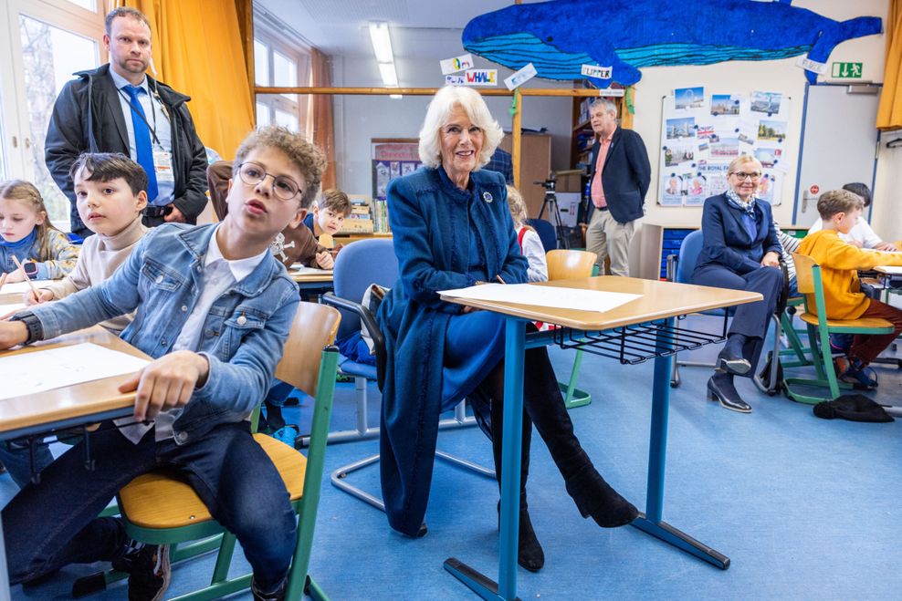 Queen Camilla sitzt in der Klasse 3 der Rudolf-Roß-Grundschule in der Hamburger Neustadt.