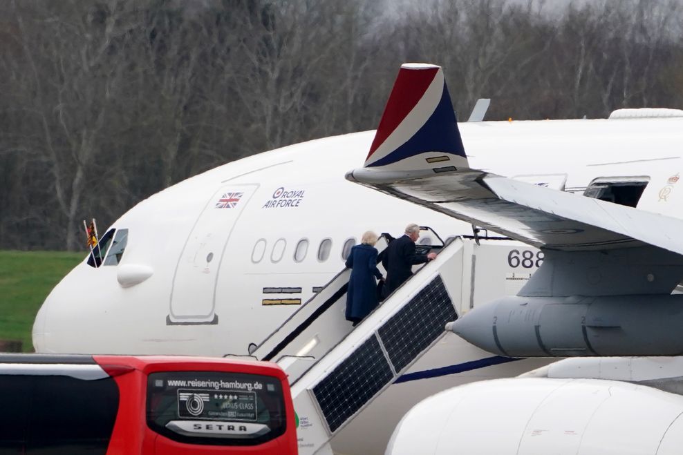 König Charles III. und Camilla steigen in das Flugzeug der Royal Air Force auf dem Hamburger Flughafen für ihren Abflug zurück nach Großbritannien.