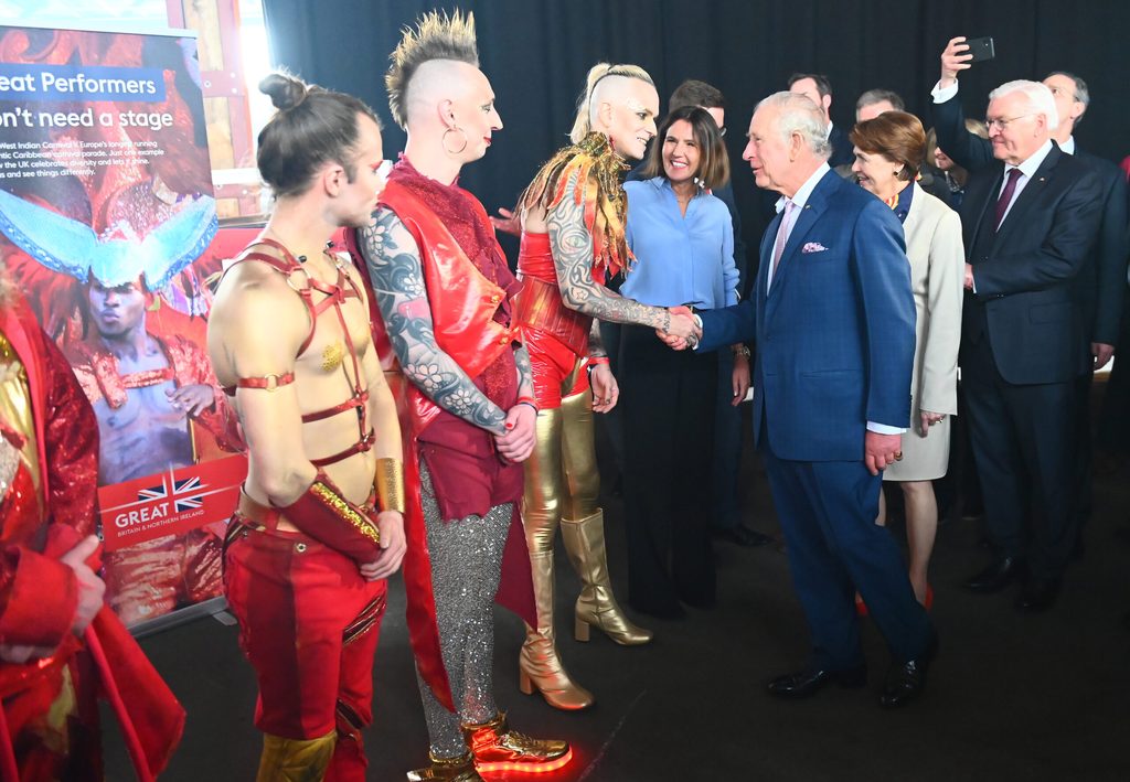 König Charles III. spricht mit der Hamburger Band Lord of the Lost, die Deutschland beim Eurovision Song Contest (ESC) in Liverpool vertreten.