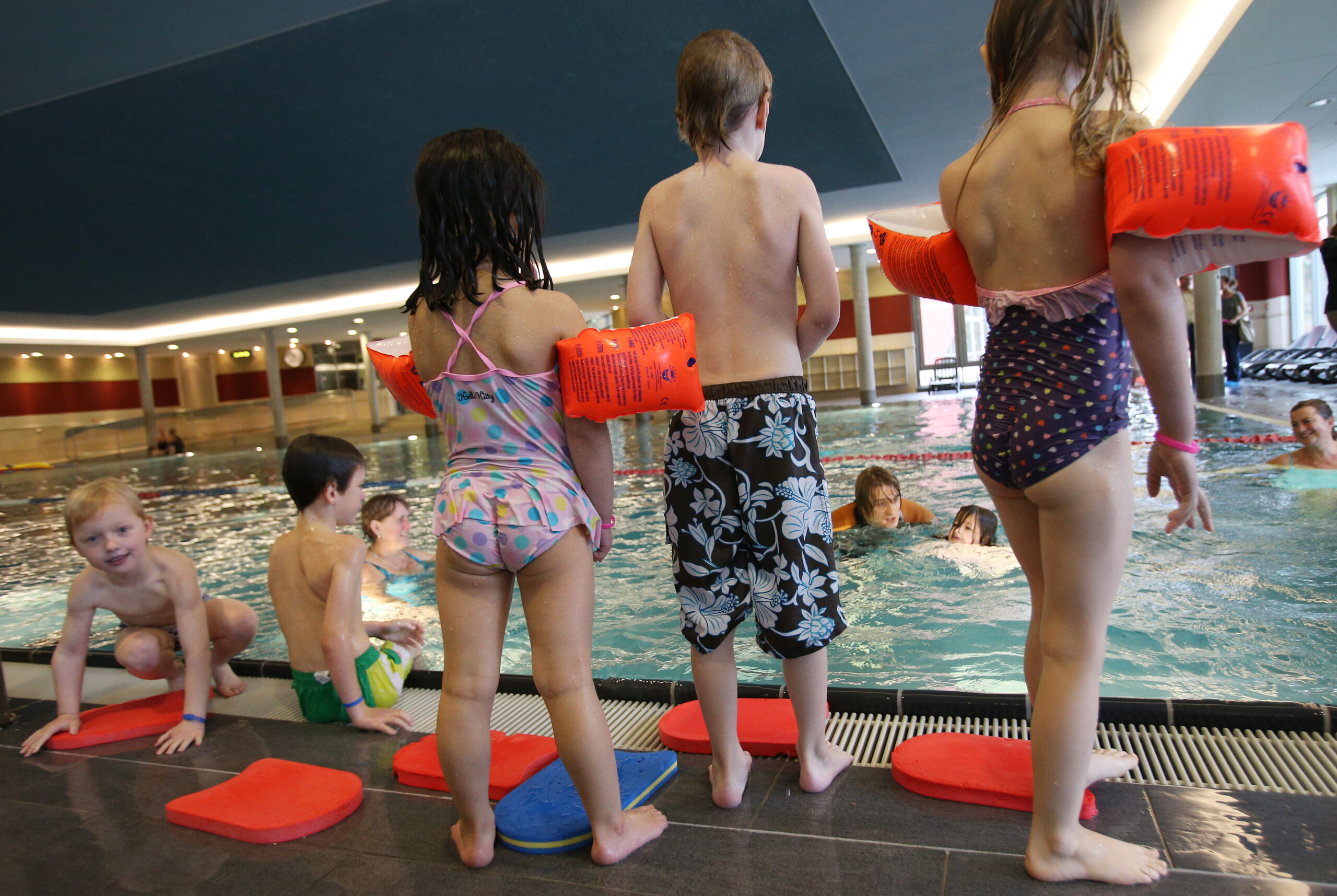 Der Schwimmunterricht für Kinder ist nach Corona in Hamburg wieder aufgelebt. (Symbolbild)