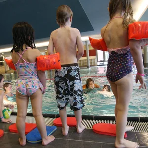 Der Schwimmunterricht für Kinder ist nach Corona in Hamburg wieder aufgelebt. (Symbolbild)