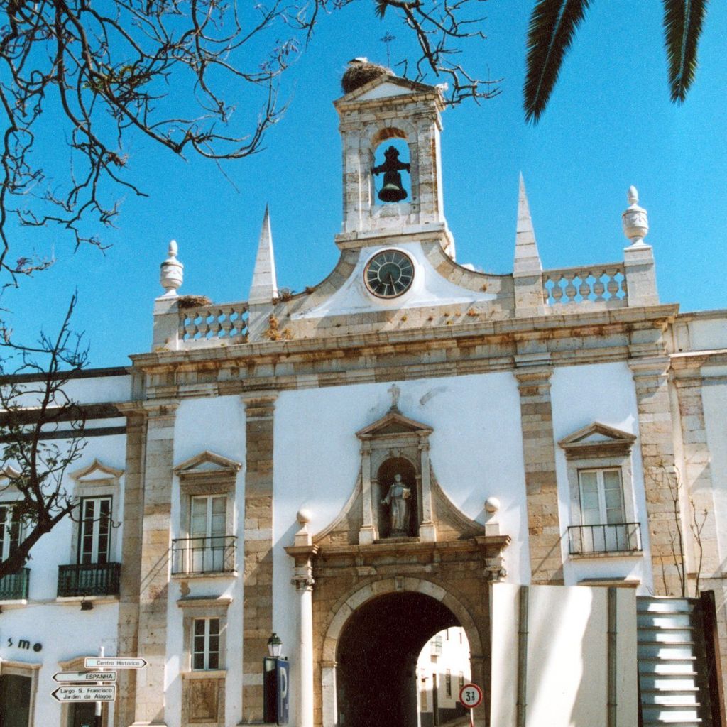 Stadttor Arco daVila in Faro, Portugal