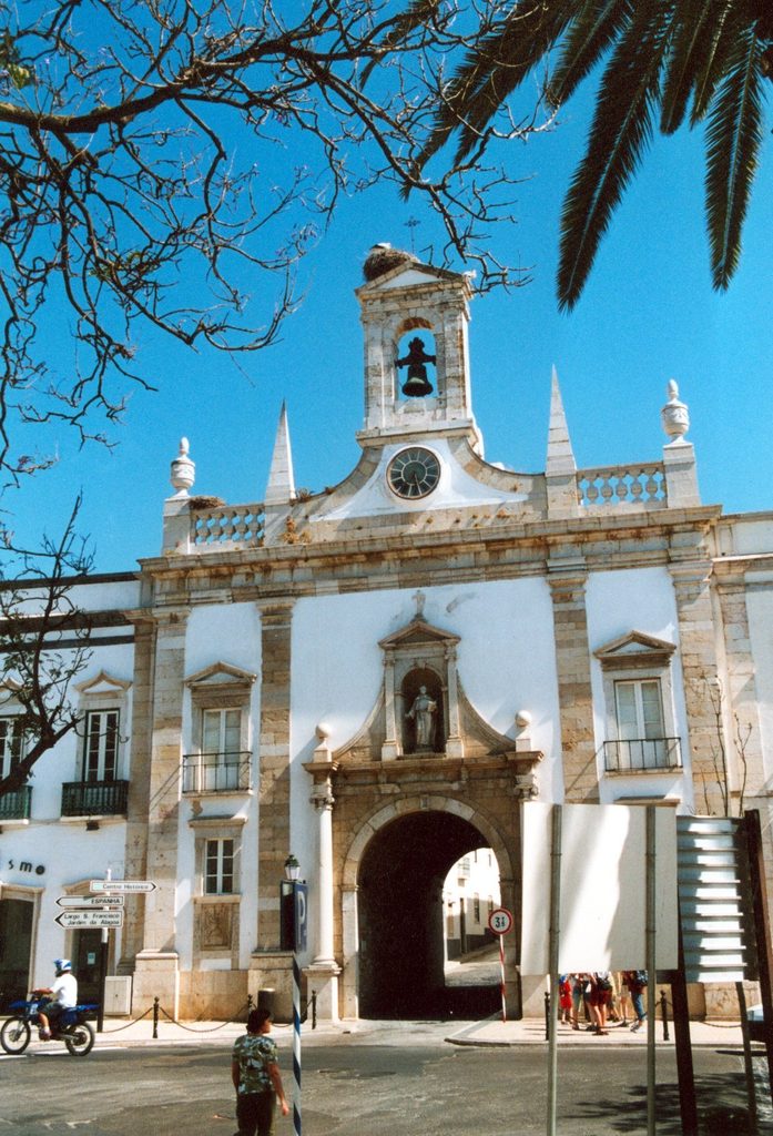 Stadttor Arco daVila in Faro, Portugal