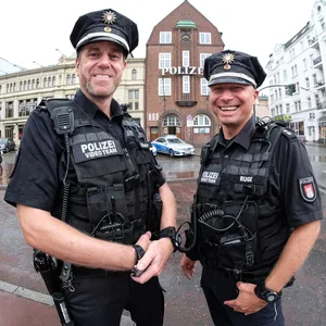 Seit 2015 benutzt die Hamburger Polizei Bodycams. Hier stellen Hauptkommissar Christian Hölzemer (l.) und Oberkommissar Kai Ruge die Technik vor. (Archivbild)
