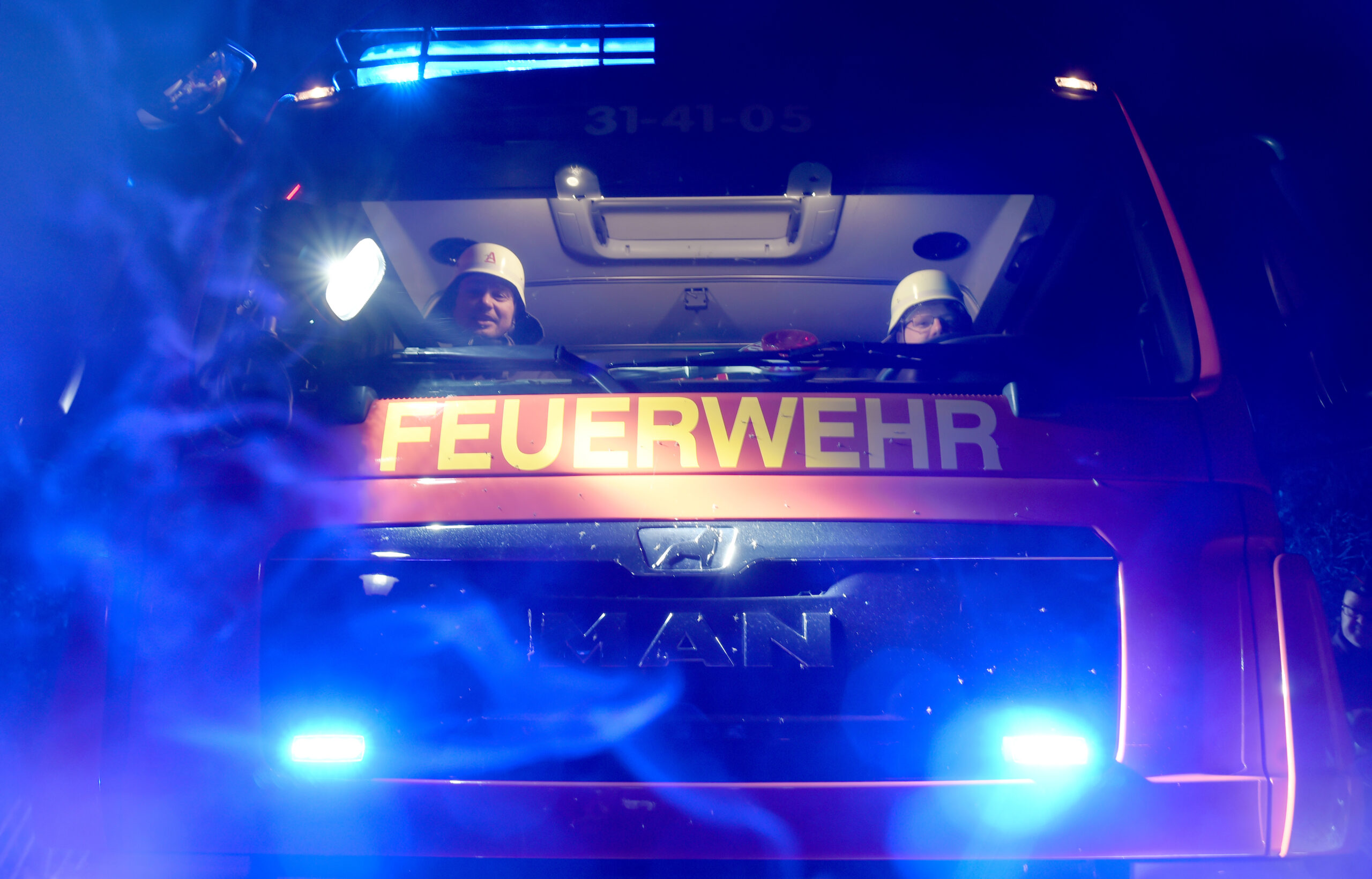Brand in Treppenhaus in Heide – Feuerwehr rettet 13 Bewohner