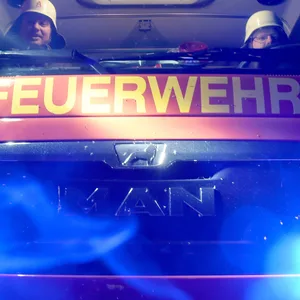 Brand in Treppenhaus in Heide – Feuerwehr rettet 13 Bewohner