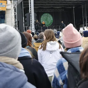 Demonstrierende von Fridays For Future auf dem Jungfernstieg.