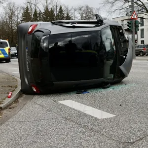 Bei Unfall - Smart auf die Seite geschleudert