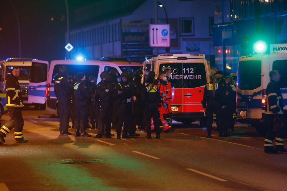 Polizisten und Beamte von Spezialeinheiten im Amok-Einsatz an der Deelböge.