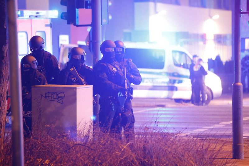 Schwer bewaffnete Beamte in der Nähe des Tatorts.