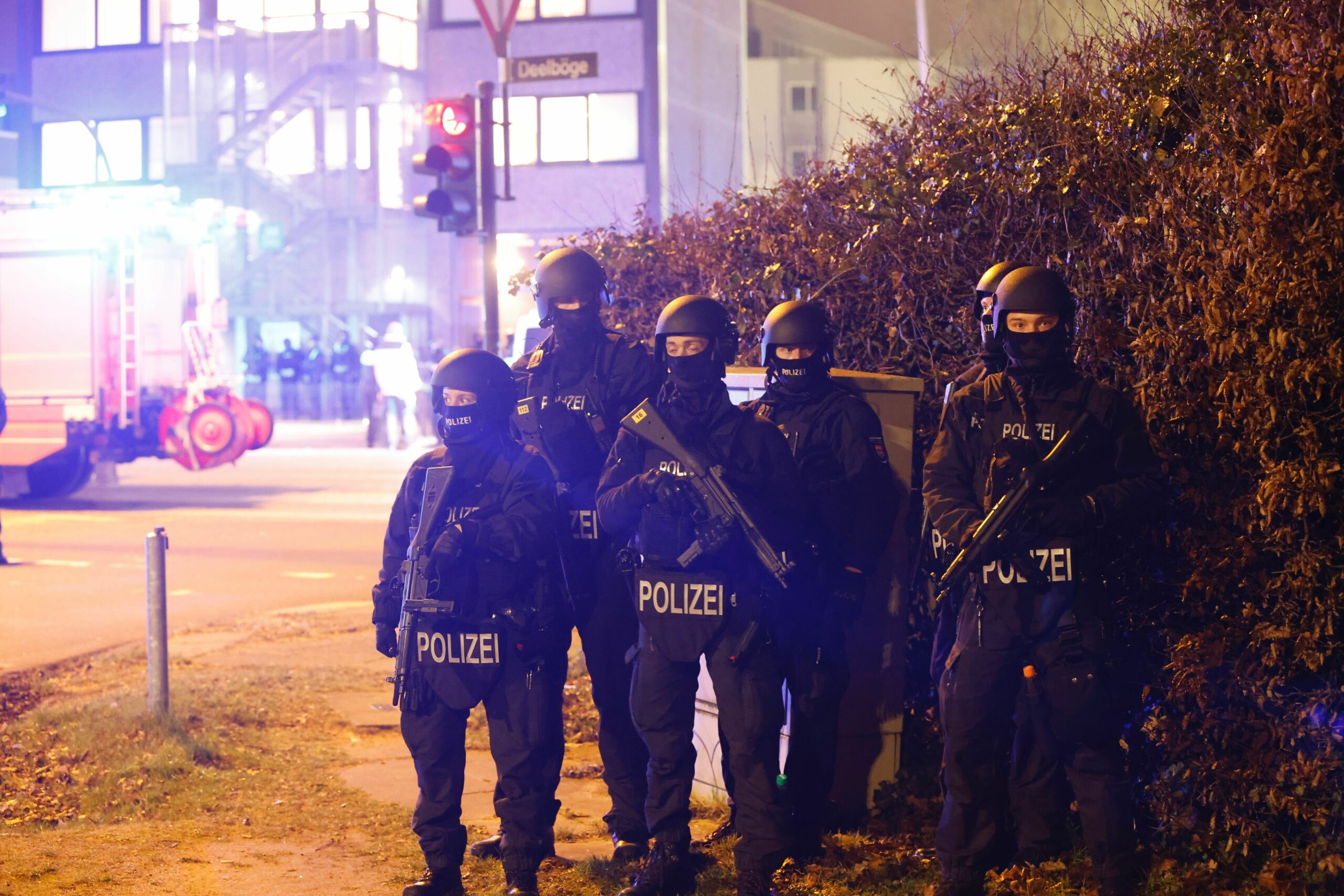 Schwer bewaffnete Polizisten am Tatort in der Straße Deelböge.