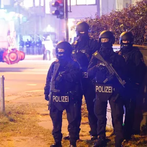 Schwer bewaffnete Polizisten am Tatort in der Straße Deelböge.