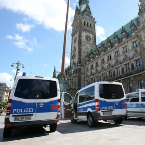 Sperrungen und ungewöhnlich hohe Polizeitpräsenz wird es in Hamburg geben, wenn der britische König Charles III. zu Besuch ist. (Symbolbild)