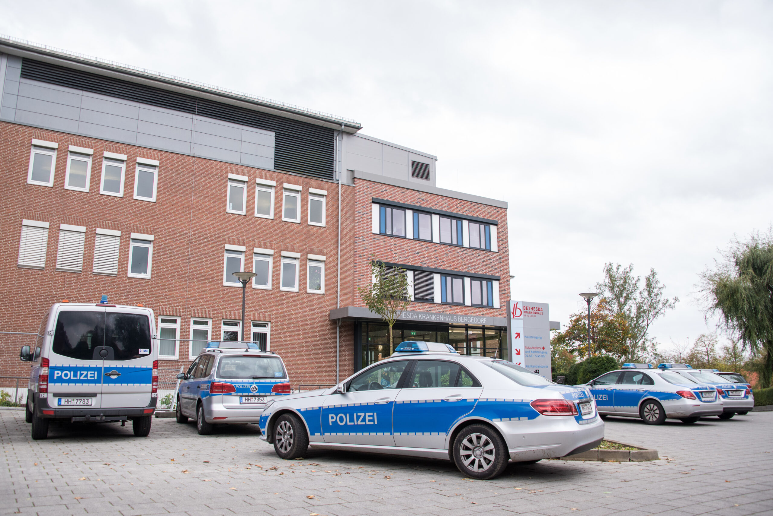 Streifenwagen stehen vor dem Bethesda Krankenhaus in Bergedorf (Archivbild).