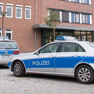 Streifenwagen stehen vor dem Bethesda Krankenhaus in Bergedorf (Archivbild).