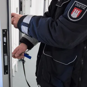 Vollzugsbeamter an Zellentür