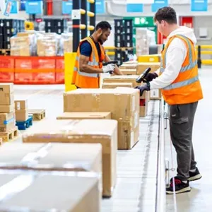 Frau stürzt im Amazon Logistikzentrum - kurz darauf ist sie tot
