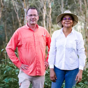 Andreas Eke und seine Partnerin, die Forstingenieurin Iliana Armién forsten in Panama Naturwald auf – mit einer nachhaltigen Genossenschaft.
