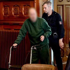 Alter Mann in Gerichtsaal