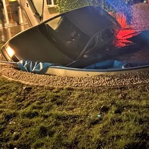 Ein Auto liegt in einem Gartenpool.