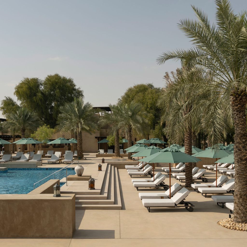 Beeindruckende Pool-Landschaft – und das mitten in der Wüste: Das Bab-al-Shams-Resort.