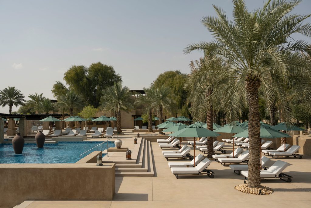 Beeindruckende Pool-Landschaft – und das mitten in der Wüste: Das Bab-al-Shams-Resort.