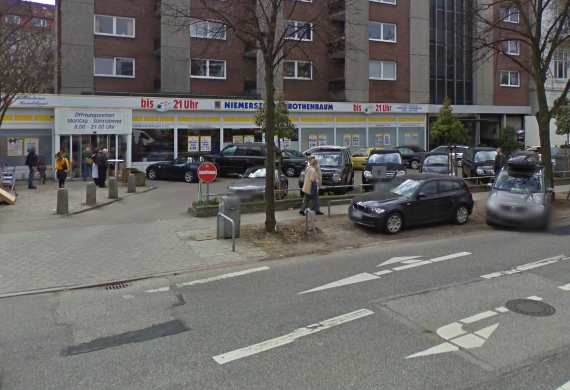 Drei Unbekannte haben am Mittwochabend einen Edeka-Supermarkt an der Hallerstraße überfallen (Archivbild).