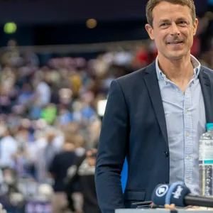 Alexander Bommes kehrt nach längerer Krankheit wieder ins Fernsehen zurück.