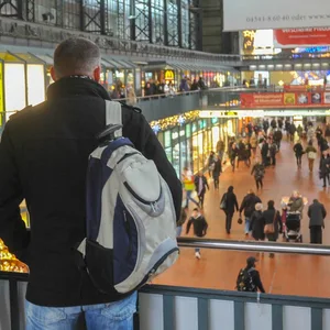 Zivilfahnder der Budespolizei nehmen Taschendibe im Hautpbahnhof fest