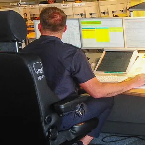 Ein Calltaker der Feuerwehr an seinem Arbeitsplatz (Archivfoto).