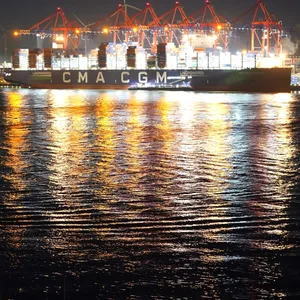 Containerschiff im Hamburger Hafen.